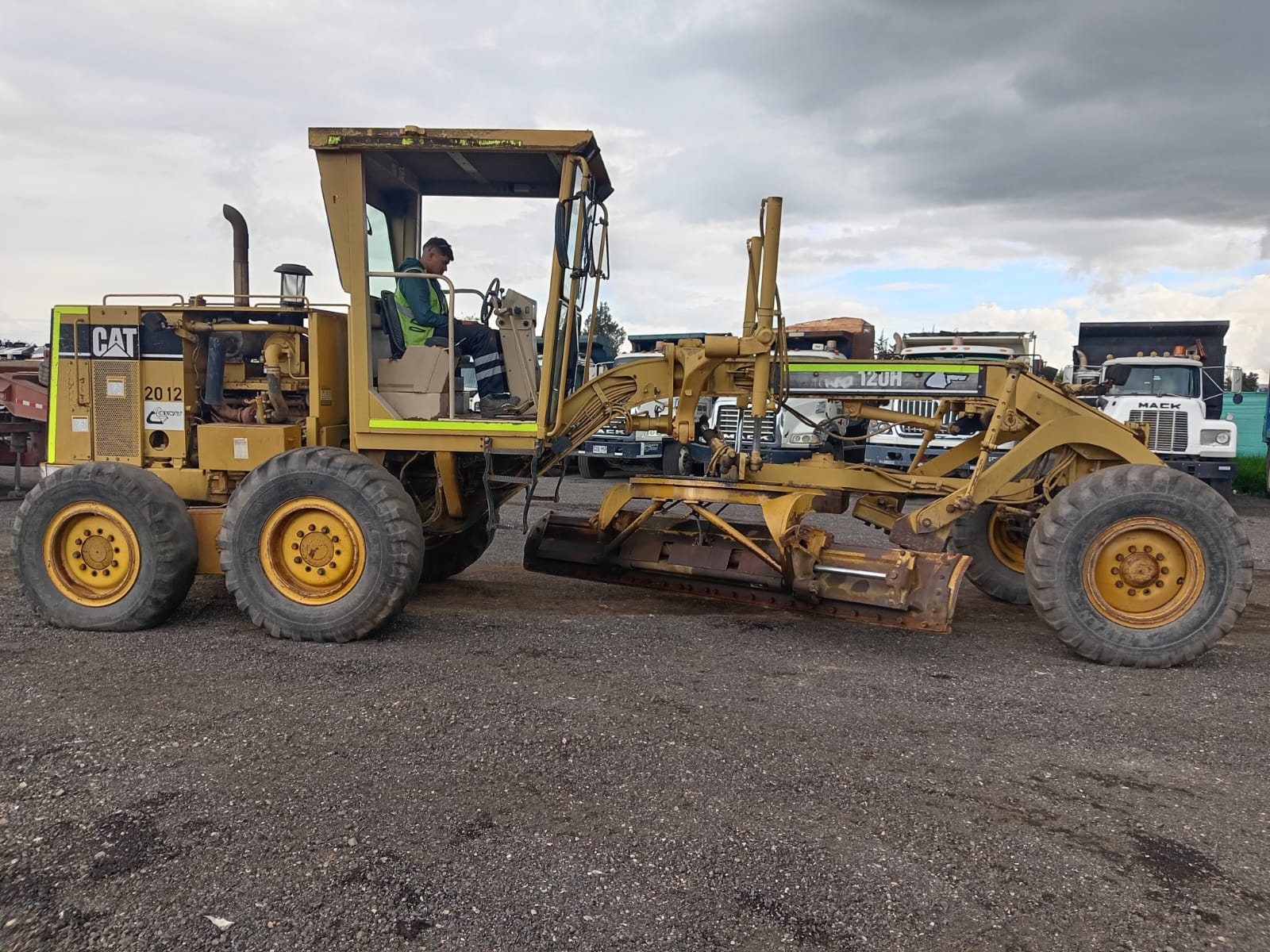 MOTONIVELADORA CAT 120K-JAP - Image 38