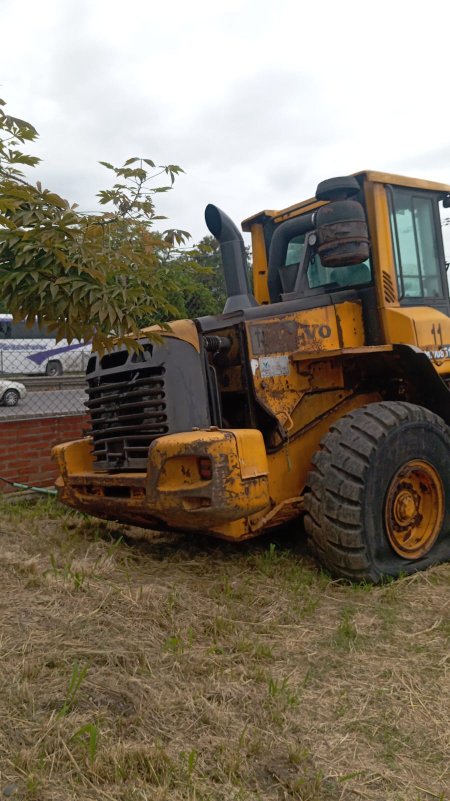 CARGADOR FRONTAL VOLVO LF90F (SIN BALDE) - Image 3