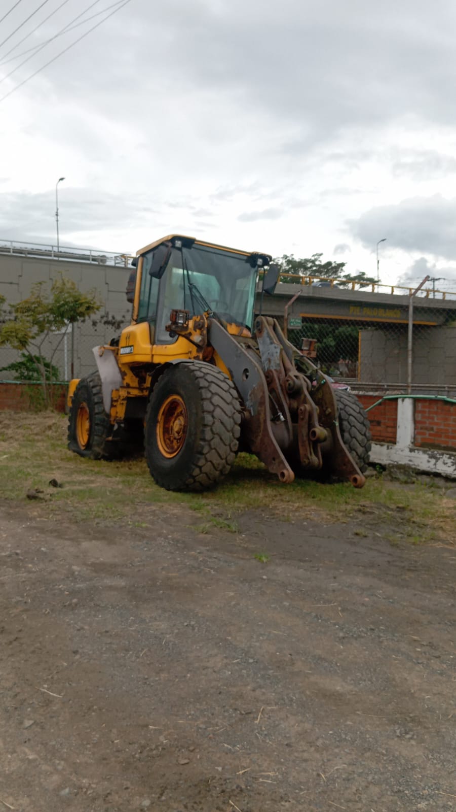 CARGADOR FRONTAL VOLVO LF90F (SIN BALDE) - Image 6
