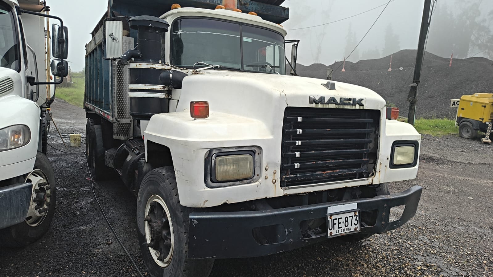 Volqueta mack dt 1995