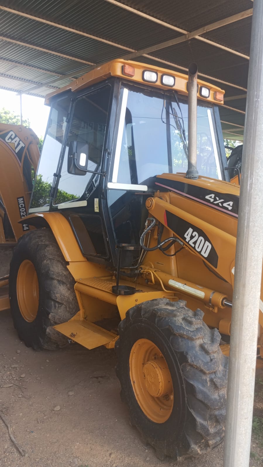 Retroexcavadora cat 420D - Image 2