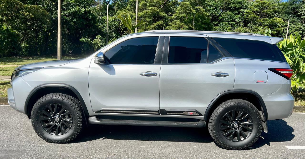 Camioneta fortuner SRV - Image 8