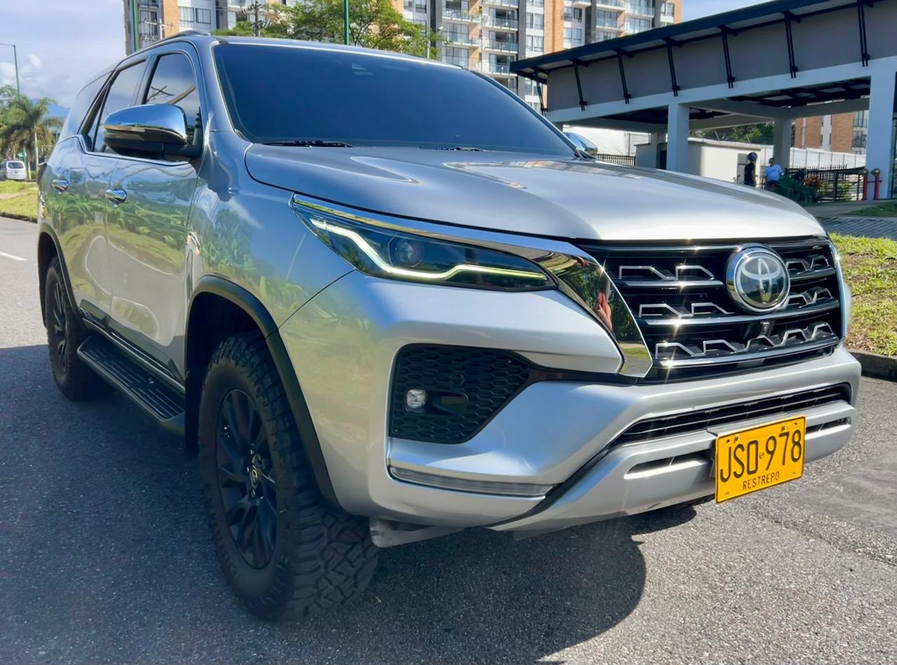 Camioneta fortuner SRV - Image 2