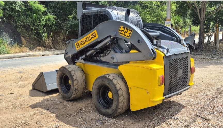 Minicargador New Holland L223 - Image 7