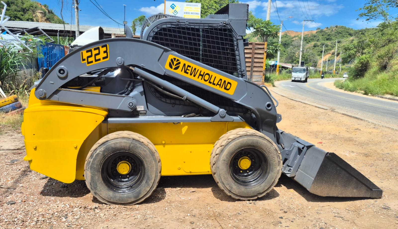 Minicargador New Holland L223 - Image 8