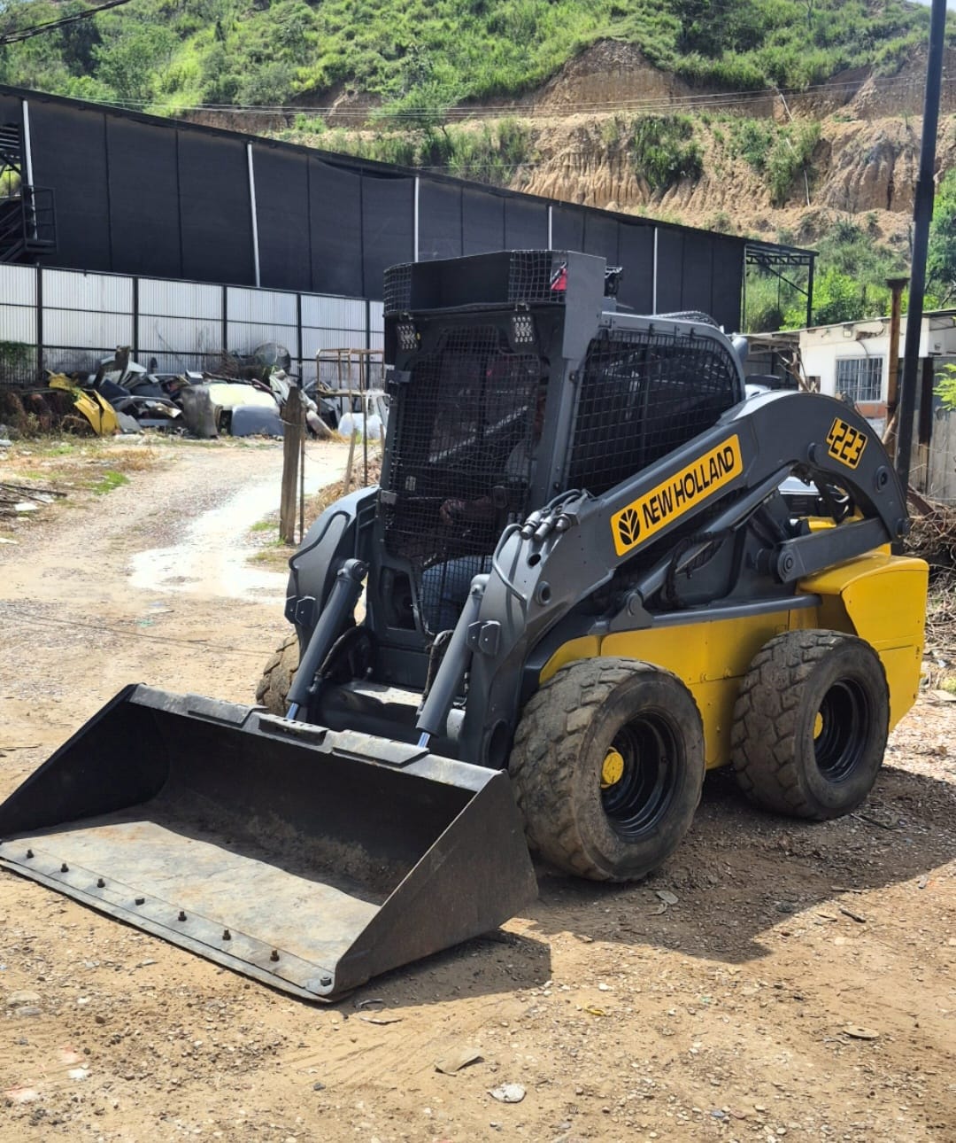 Minicargador New Holland L223 - Image 4