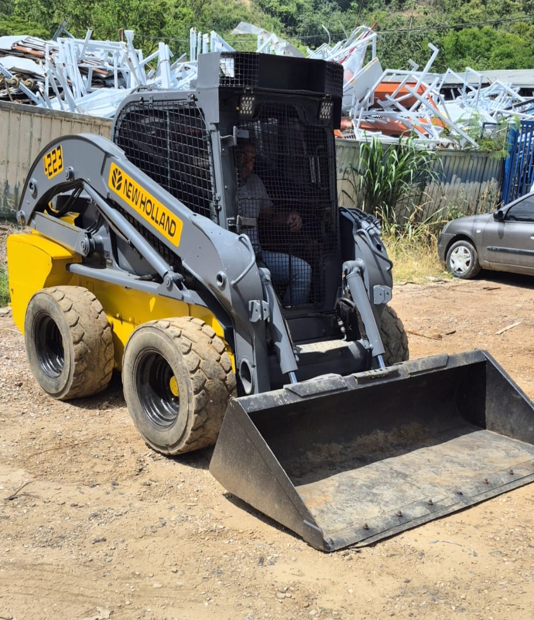 Minicargador New Holland L223 - Image 5