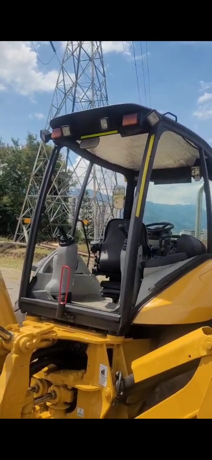 Retroexcavadora Caterpillar 420E - Image 2